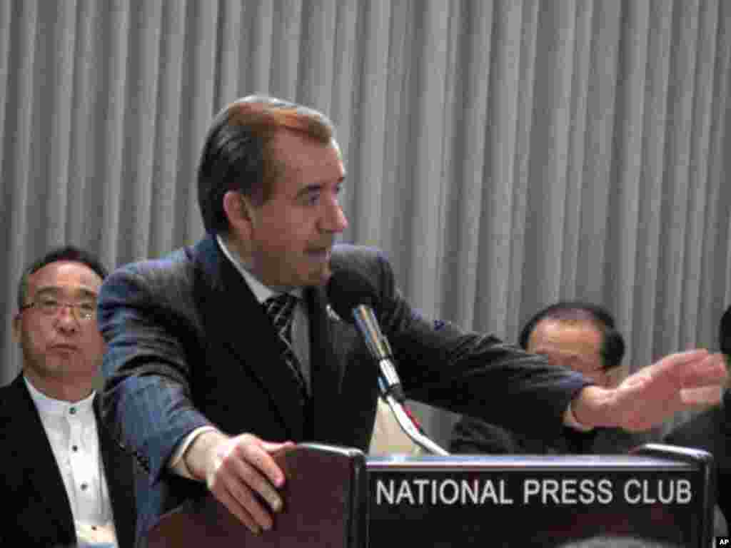 기자회견에서 연설하는 에드 로이스 하원의원(CA)