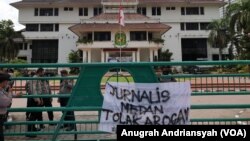 Spanduk kecaman terhadap tindakan arogansi dari pengamanan Wali Kota Medan, Kamis, 15 April 2021. (Foto: VOA/Anugrah Andriansyah)