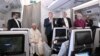 El papa Francisco, el arzobispo de Canterbury, Justin Welby, y el el moderador de la Asamblea General de la Iglesia de Escocia, Iain Greenshields, hablan con la prensa el 5 de febrero de 2023 en el vuelo de regreso al Vaticano después de una gira por dos países de África.