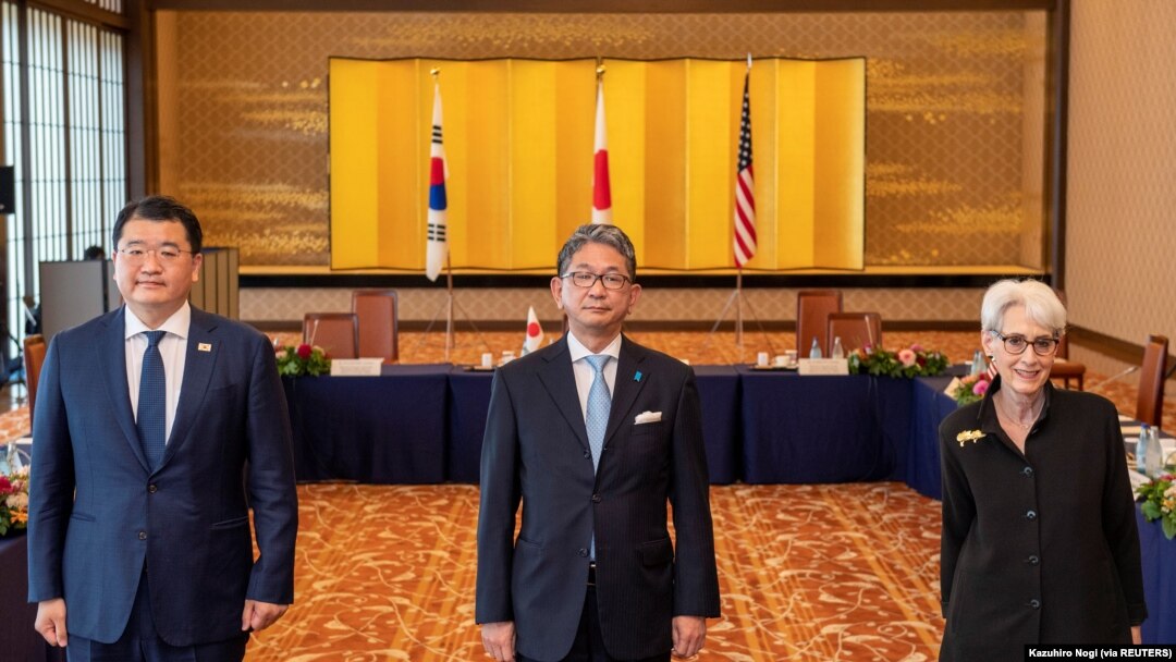 Wakil Menteri Luar Negeri Jepang Takeo Mori (tengah), Wakil Menteri Luar Negeri Pertama Korea Selatan Choi Jong-kun dan Wakil Menteri Luar Negeri AS Wendy Sherman berfoto sebelum pertemuan trilateral mereka di Tokyo, Jepang, 21 Juli 2021. (Foto: Kazuhiro 