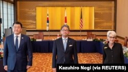 Wakil Menteri Luar Negeri Jepang Takeo Mori (tengah), Wakil Menteri Luar Negeri Pertama Korea Selatan Choi Jong-kun dan Wakil Menteri Luar Negeri AS Wendy Sherman berfoto sebelum pertemuan trilateral mereka di Tokyo, Jepang, 21 Juli 2021. (Foto: Kazuhiro 