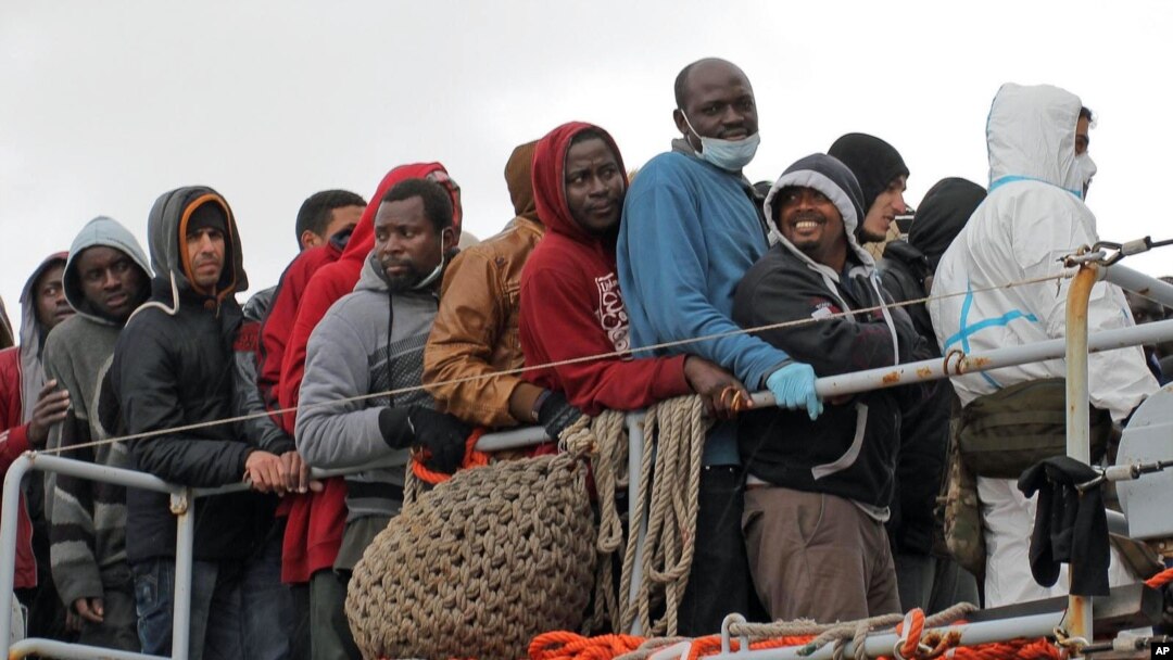 Para migran Afrika yang berhasil diselamatkan dari Laut Tengah dibawa ke Porto Empedocle, Sisilia, Italia (17/2).