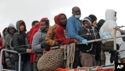 Para migran Afrika yang berhasil diselamatkan dari Laut Tengah dibawa ke Porto Empedocle, Sisilia, Italia (17/2).