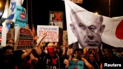 Aksi unjuk rasa menentang PM Israel Benjamin Netanyahu dan tanggapan pemerintahannya terhadap krisis keuangan akibat Covid-19, di luar kediaman Netanyahu di Yerusalem, 21 Juli 2020. 