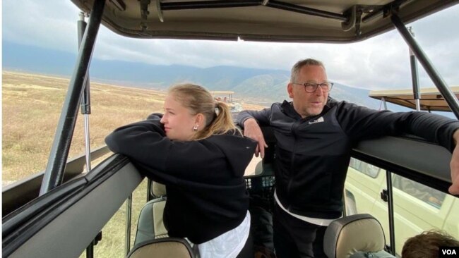 Watalii wakiwa katika mbuga ya wanyama ya Serengeti, Tanzania.