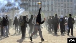 Los líderes sindicales se reunieron frente al Senado de Francia, en París, para mostrar su desacuerdo a la nueva ley.