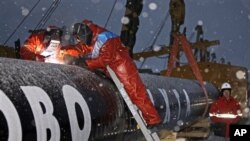 1300km 길이의 가스관을 설치하는 러시아 기술자들 (자료사진)