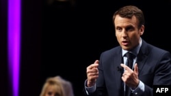 Le candidat à la présidence française pour le mouvement "En Marche" Emmanuel Macron prononce un discours lors d'une réunion de campagne, le 28 février 2017, à Angers, dans l'ouest de la France.