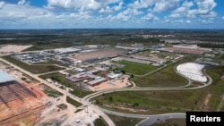 Pemandangan dari udara lokasi pembangunan pabrik mobil listrik milik BYD di Camacari, Brazil, 17 November 2024. (Foto: Adriano Machado/Reuters)