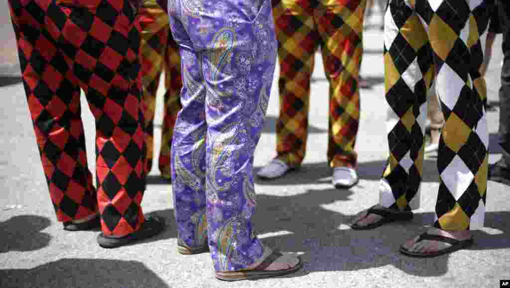 Spectators wear colorful pants before the 140th running of the Kentucky Derby horse race at Churchill Downs in Louisville, Kentucky, May 3, 2014.