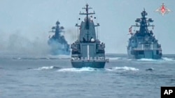 Na ovoj fotografiji koju je objavila press služba Ministarstva odbrane Rusije 21. jula 2023. godine, ratni brodovi ruske Crnomorske flote učestvuju u pomorskim vježbama u Crnom moru.