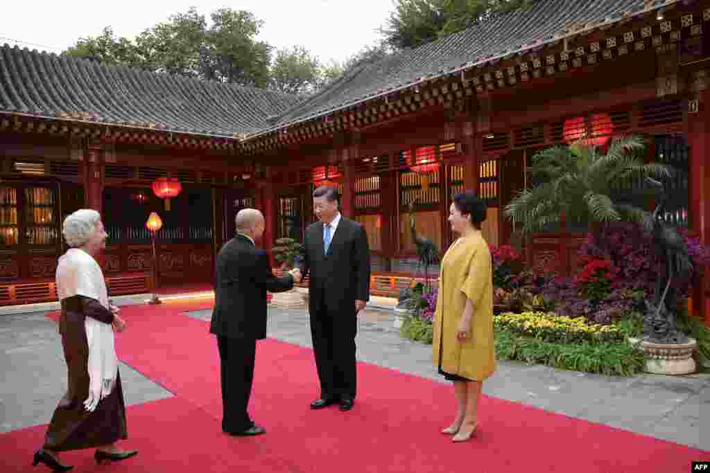 2018年9月19日，在北京钓鱼台国宾馆的一处中式庭院，中国国家主席习近平和夫人彭丽媛欢迎柬埔寨国王诺罗敦&middot;西哈莫尼及其母亲莫妮列太后。诺罗敦&middot;西哈莫尼是柬埔寨前任国王诺罗敦&middot;西哈努克的小儿子，在2004年10月从他父亲那里继承了这个在柬埔寨基本上属于象征意义的王位。继承王位后第一次正式出访就是访问中国， 希望吸引中国对柬埔寨的投资。