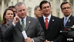 Los congresistas republicanos Martha Roby de Alabama, Tim Griffin de Arkansas, Austin Scott de Georgia y Bobby Schilling de Illinois, siguen atentamente una conferencia de prensa sobre el debate en Washington.