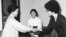 지난 1970년 평양을 방문한 캐슬린 클리버 씨(오른쪽)가 김일성 북한 주석의 부인 김성애 씨와 만나 악수하고 있다. 김성애 씨 뒤쪽으로 보이는 여성이 안고 있는 아기는 클리버 씨가 북한에서 출산한 딸 조주영희 씨다. 클리버 씨가 제공한 사진.