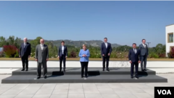 Kanselir Jerman Angela Merkel bersanding bersama dengan enam perdana menteri dari negara-negara di wilayah Balkan Barat pada pertemuan di Albania, 13 September 2021. (Foto: VOA)