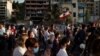 Warga Lebanon berkumpul untuk menghormati 150 korban tewas dalam ledakan dahsyat di Beirut, hari Jumat (11/8). 