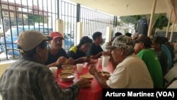 Los acuerdos firmados entre México y Estados Unidos mantiene a miles de inmigrantes en las ciudades fronterizas esperando que sus casos sean resueltos por tribunales estadounidenses. 