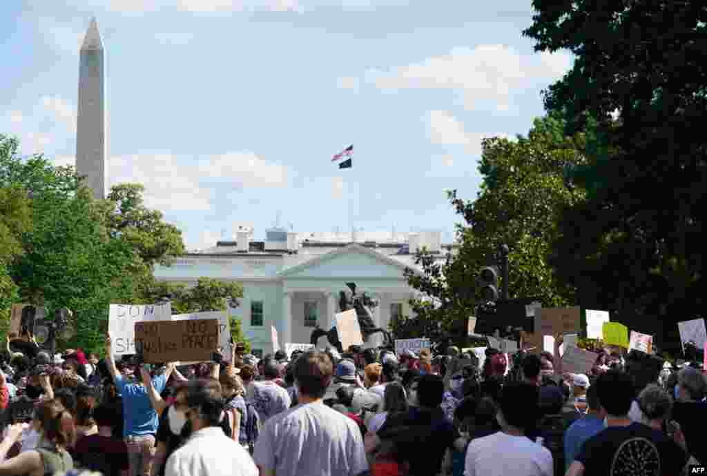 تجمع اعتراضی عصر روز یکشنبه به صورت مسالمت آمیز و با حضور جمع قابل توجهی مقابل کاخ سفید برگزار شد.