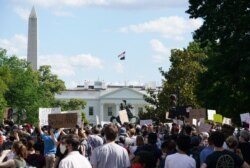 Aksi demonstrasi atas kematian George Floyd, di luar Gedung Putih di Washington, DC, Minggu (31/5).