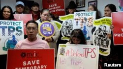 La gente se reúne durante una conferencia de prensa en la Coalición de Inmigración de Nueva York tras el anuncio del Presidente de los Estados Unidos, Donald Trump, de poner fin al estado de protección temporal para los inmigrantes salvadoreños en Manhattan, Nueva York. Archivo.