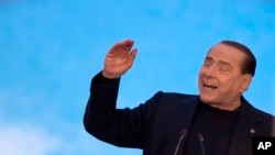 Cựu thủ tướng Silvio Berlusconi nói chuyện với ủng hộ viên sau khi bị bỏ phiếu loại ông ra khỏi quốc hội, 27/11/13