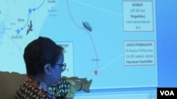 Menteri Luar Negeri Indonesia Retno Marsudi sedang menjelaskan soal pembebasan empat WNI di Somalia di kantor Kemenlu (24/10). (VOA/Fathiyah Wardah)