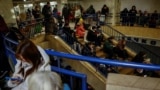 Orang-orang berlindung di sebuah tempat perlindungan di stasiun metro di tengah serangan militer Rusia di Kyiv, ibu kota Ukraina, Rabu, 13 November 2024. (Foto: Alina Smutko/Reuters)