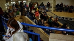 Orang-orang berlindung di sebuah tempat perlindungan di stasiun metro di tengah serangan militer Rusia di Kyiv, ibu kota Ukraina, Rabu, 13 November 2024. (Foto: Alina Smutko/Reuters)