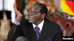 Zimbabwean President Robert Mugabe holds a news conference after the swearing-in of ministers at the State House in Harare, Sept. 11, 2013. 