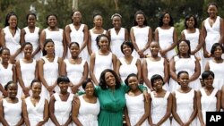 Oprah Winfrey posa junto às jovens finalistas da sua escola, em Joanesburgo