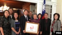 台湾驻美代表沈吕巡(左四)星期五在代表处位于华盛顿驻地双橡园，代表马英九总统颁发褒扬令给已故台湾报人赵廷俊 (美国之音钟辰芳拍摄)