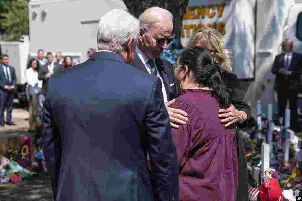 El presidente de EEUU, Joe Biden, y la primera dama Jill Biden, convesan con la directora de la escuela primaria de Robb, Mandy Gutierrez, y el superintendente Hal Harrel, en Uvalde, Texas el 29 de mayo de 2022. Foto Reuters.