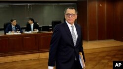 El exvicepresidente de Ecuador, Jorge Glas, entra en la sala de audiencia en la Corte Suprema para apelar la sentencia de 6 años de cárcel por asociación ilícita relacionada con el escándalo de Odebrecht en Quito, Ecuador, el 23 de mayo de 2018. 