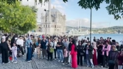 Pêşkêşkirin Stranên Kurdî li Kolanên Stenbolê 