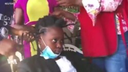 Les coiffeuses de Nairobi inventent le style de tresses "coronavirus''