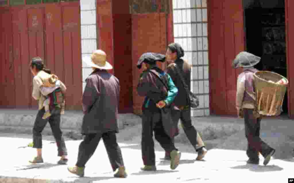 彝海乡的村民及民居