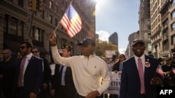 Wali Kota New York City Eric Adams turut serta dalam parade Hari Veteran di New York pada 11 November 2024. (Foto: AFP/Yuki Iwamura)