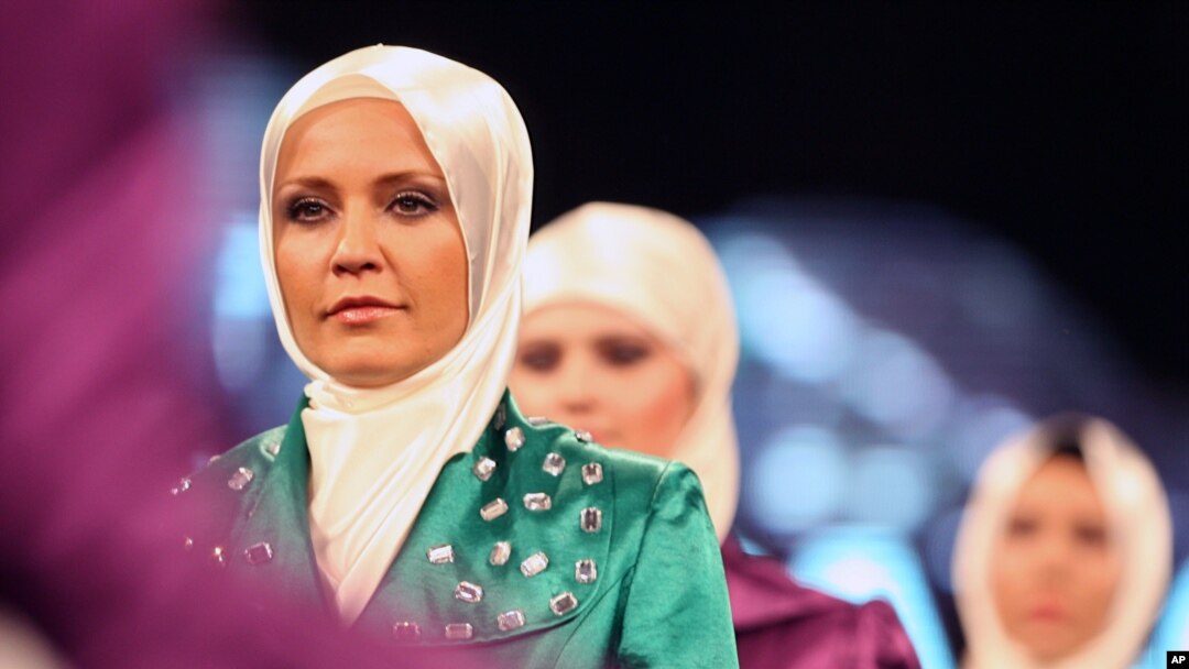 Para model memakai baju Muslim koleksi sebuah rumah mode di Turki. (Photo: AP)