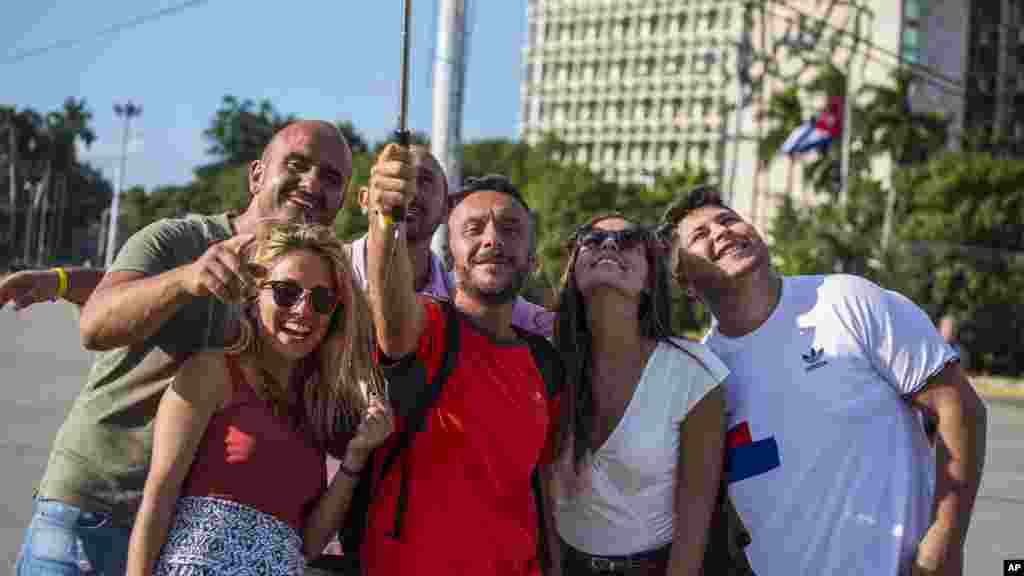 Les touristes prennent des selfies avec une image du héros révolutionnaire cubain Ernesto &quot;Che&quot; Guevara à la place de la révolution à La Havane, Cuba, le 27 novembre 2016.