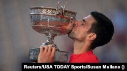 ဆာဗီးယား တင်းနစ်အကျော်အမော် Novak Djokovic ( ဇွန်လ ၁၃ ရက်နေ့ ဗိုလ်စွဲအပြီး တွေ့ရစဉ် )