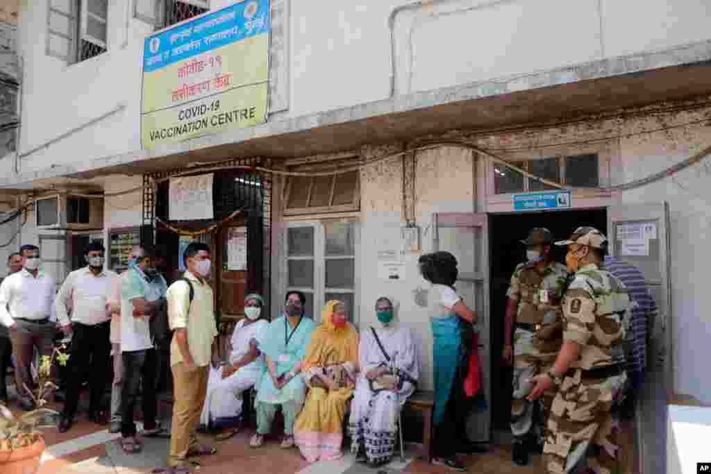 گروهی از سالمندان در صف انتظار دریافت واکسن ویروس کرونا در یک بیمارستان دولتی در بمبئی، هند