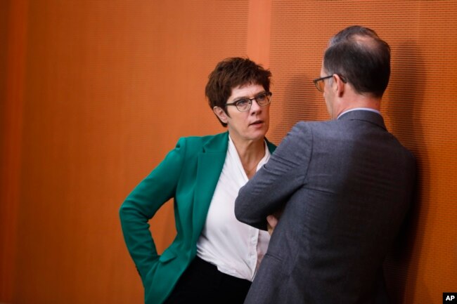 Bộ trưởng Annegret Kramp-Karrenbauer và Ngoại trưởng Heiko Maas, ngày 12/02/2020.