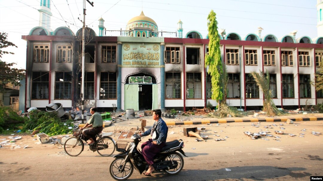 Masjid ku yaalla magaalada Meikhtila ee dalka Burma oo gubanaya 22 March, 2013