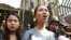 Pan Ei Mon (kiri) dan Chit Su Win, istri-istri dari wartawan Reuters yang dipenjara, Wa Lone dan Kyaw Soe Oo, berbicara kepada media setelah permohonan banding mereka ditolak pengadilan di Yangon, Myanmar, 11 Januari 2019 (foto: Reuters/Ann Wang)