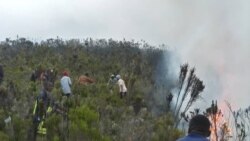 Pompiers et volontaires s'attèlent à éteindre l'incendie sur le mont Kilimandjaro, en Tanzanie, le 12 octobre 2020. (Photo: Sydney Lawrence/College of African Wildlife Management, Mweka via Reuters)