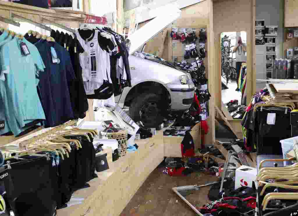 A car crashes into a sports shop in Kempten, Germany. Nobody was injured.