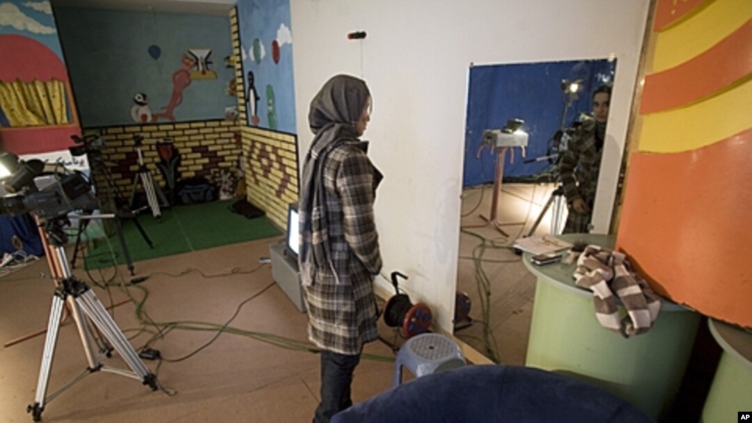 Bahar Jooya prepares herself for a live program at a private TV studio in Herat, Dec. 2009 (file photo).