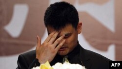 Ylli kinez i basketbollit amerikan largohet nga kampionati profesionit