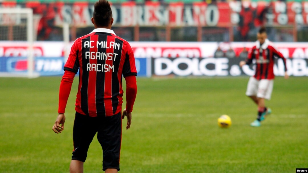Pemain AC Milan Kevin Prince Boateng (kiri) mengenakan kostum anti diskriminasi dalam pemanasan sebelum pertandingan di Milan (foto: dok). 