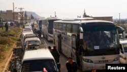 Evacuation de civils et de combattants rebelles de la vallée de Wadi Barada après qu'un accord a été conclu entre les rebelles et l'armée syrienne, Qalaat al-Madiq, Syrie, 30 janvier 2017.